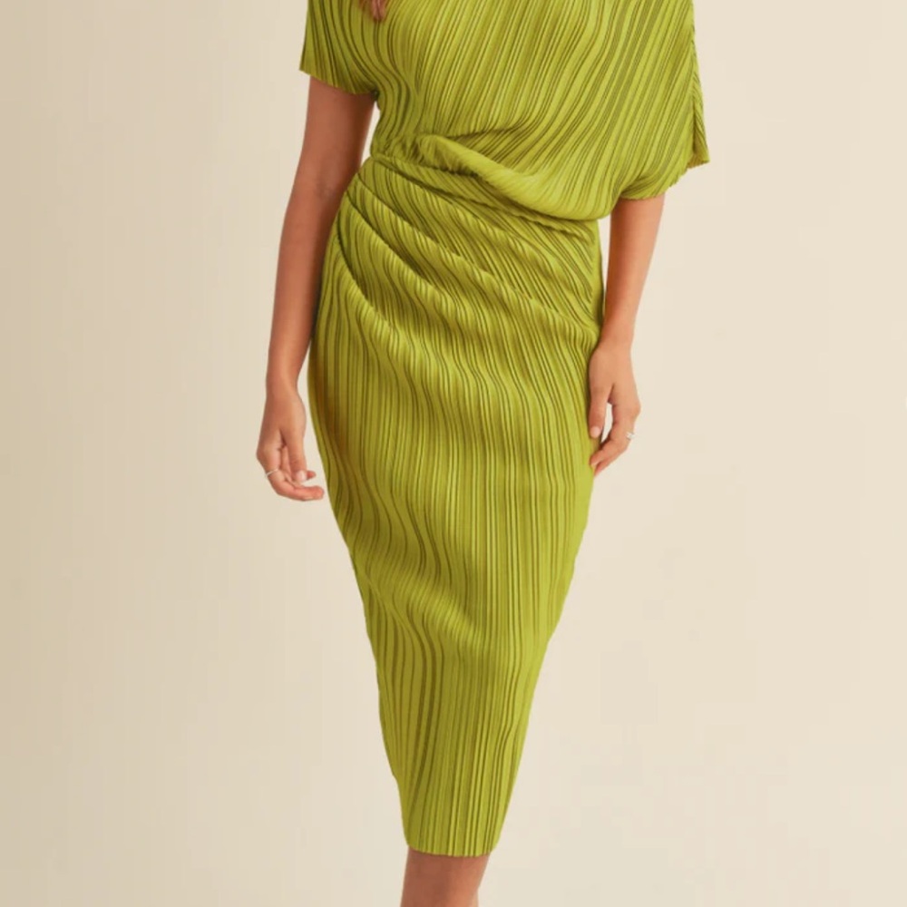 Elegant chartreuse Green Off-Shoulder Dress - Picture 2 of 7